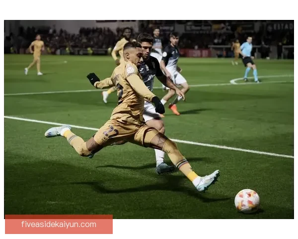 拉菲尼亚与梅西近期表现对比：状态回暖与持续提升